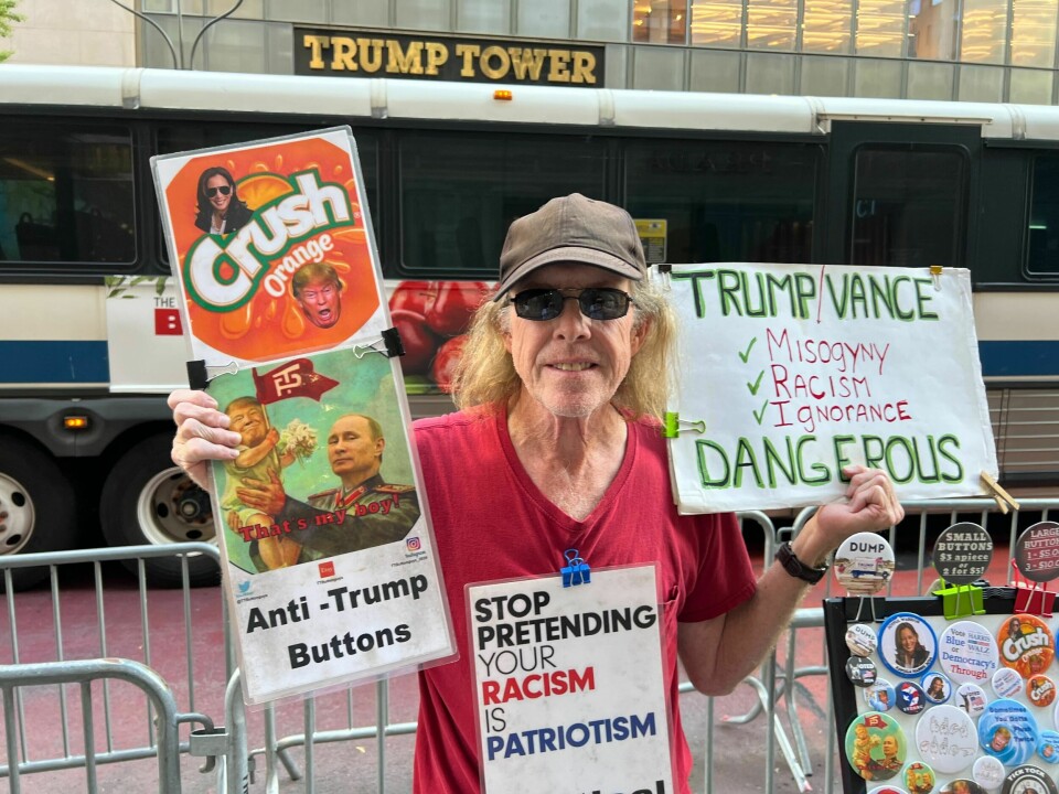 John Burke bruker tiden sin på å aktivt demonstrere mot Donald Trump. John Burke bruker tiden sin på å aktivt demonstrere mot Donald Trump.