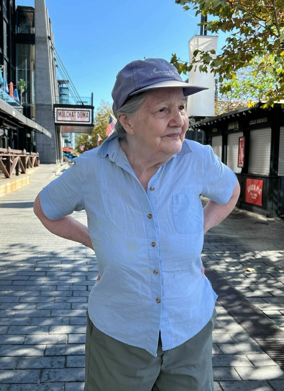 Beverly. Gammel dame med hatt og skjorte.