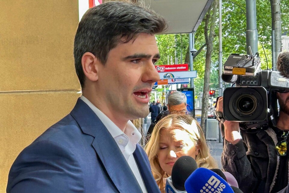 Den selverklærte nazisten Jacob Hersant utenfor retten i Melbourne etter at han ble den første som ble kjent skyldig i å utføre en nazihilsen offentlig. Fredag ble han dømt til en måned i fengsel, men har varslet at han vil anke dommen. Den selverklærte nazisten Jacob Hersant utenfor retten i Melbourne etter at han ble den første som ble kjent skyldig i å utføre en nazihilsen offentlig. Fredag ble han dømt til en måned i fengsel, men har varslet at han vil anke dommen. Arkivfoto: Rod McGuirk / AP / NTB
