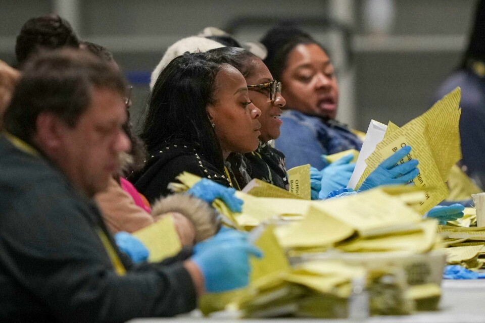 Valgarbeidere i Philadelphia behandler poststemmer under preidentvalget i USA. Etter valget, der Donald Trump vant, har svarte amerikanere i flere stater fått meldinger med rasistisk innhold. Illustrasjonsfoto. Election workers process mail-in ballots for the 2024 General Election at the Philadelphia Election Warehouse, Tuesday, Nov. 5, 2024, in Philadelphia. (AP Photo/Matt Rourke)