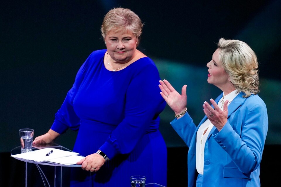 De to borgerlige partiene Høyre og Frp nærmer seg flertall på Stortinget alene, ifølge en ny partimåling. Her er partilederne Erna Solberg (H) og Sylvi Listhaug (Frp) avbildet under partilederdebatten under Arendalsuka i sommer. Frp er større enn både Høyre og Arbeiderpartiet på denne målingen. Her deltar Høyre-leder Erna Solberg og Frp-leder Sylvi Listhaug i partilederdebatten i under Arendalsuka. Foto: Heiko Junge / NTB