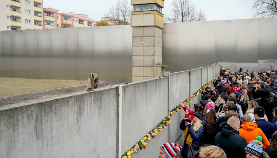 Blomsterseremoni på 35-årsdagen for Berlinmurens fall ved minnesmerket for muren i den tyske hovedstaden. Blomsterseremoni på 35-årsdagen for Berlinmurens fall ved minnesmerket for muren i den tyske hovedstaden. Foto: Ebrahim Noroozi / AP / NTB