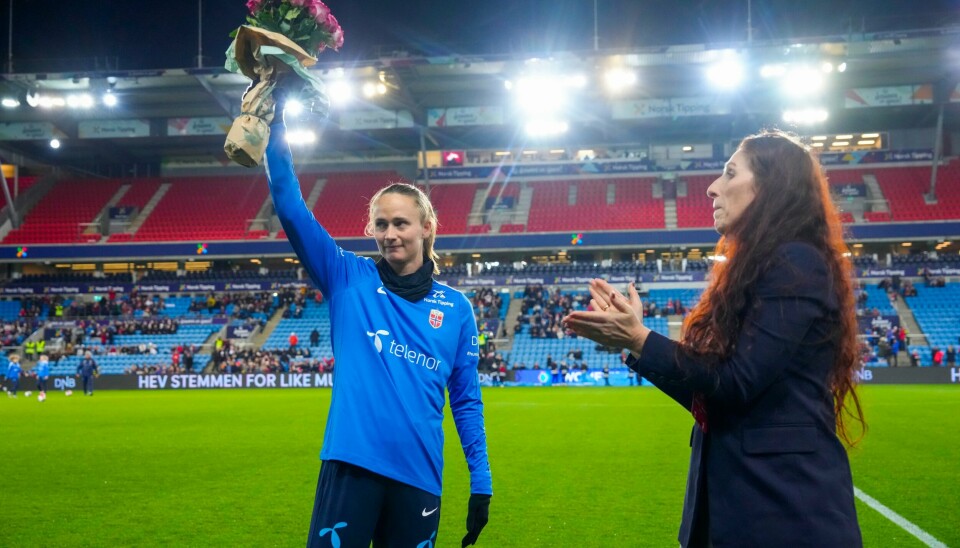 Caroline Graham Hansen ble nummer to i Gullballen-kåringen. Caroline Graham Hansen får blomster fra fotballpresident Lise Klaveness før EM-kvalifiseringskampen mot Albania for å markere 2.-plassen i Ballon d'Or-avstemningen. Lørdag ble Graham byttet ut med gullballvinner Aitana Bonmati i Barcelonas hjemmeseier over Eibar. Foto: Cornelius Poppe / NTB