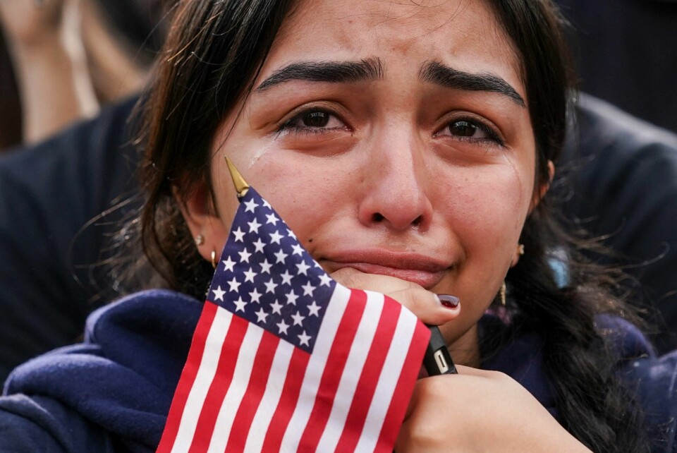 Fortvilelsen er stor blant amerikanske demokrater. Donald Trumps retur betyr at det blir opp til land med demokratiske verdier selv å ta større lederskap, skriver Trygve Svensson. Bildet er fra onsdag, og viser en Kamala Harris-supporter under Harris' tale på Howard University etter valgnederlaget. Fortvilelsen er stor blant amerikanske demokrater. Donald Trumps retur betyr at det blir opp til land med demokratiske verdier selv å ta større lederskap, skriver Trygve Svensson. Bildet er fra onsdag, og viser en Kamala Harris-supporter under Harris' tale på Howard University etter valgnederlaget.