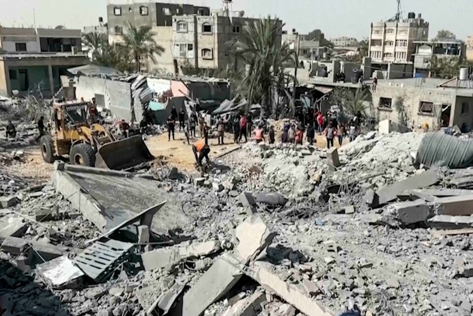 Et lite glimt av ødeleggelsene i Gaza som følge av israelske luftangrep. Her fra Khan Younis. Palestinere ser på ødeleggelsene ved en bygning som ble truffet i israelske luftangrep o Khan Younis på Gazastripen i forrige uke. Foto: AP / NTB