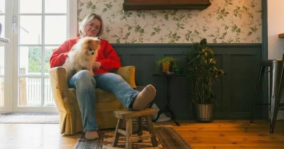 Det første halvåret etter skaden tilbragte Ann-Sofie mye tid i godstolen i stua hjemme på Nøtterøy. I tre måneder var hun avhengig av krykker og 100 prosent sykmeldt. Det første halvåret etter skaden tilbragte Ann-Sofie mye tid i godstolen i stua hjemme på Nøtterøy. I tre måneder var hun avhengig av krykker og 100 prosent sykmeldt.