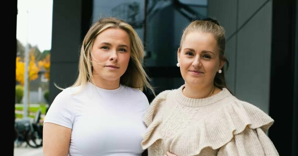 Bettina Brattaule Andersen (til venstre) og Lise Lillebø jobber som vektere på Bergen lufthavn Flesland. De er ansatt i Avarn Security, som er innleid for å gjøre en jobb for Avinor Bettina Brattaule Andersen (til venstre) og Lise Lillebø jobber som vektere på Bergen lufthavn Flesland. De er ansatt i Avarn Security, som er innleid for å gjøre en jobb for Avinor