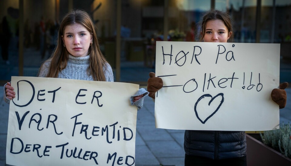Hilde og Mali fra Dokka var to av dem som demonstrerte før møtet i fylkestinget i Innlandet der det ble vedtatt å legge ned seks skoler. Hilde og Mali fra Dokka følger spent med på møtet i fylkestinget. Saken om skole- og tilbudsstruktur i Innlandet fylkeskommune behandles i fylkestinget onsdag. Foto: Ole Berg-Rusten / NTB