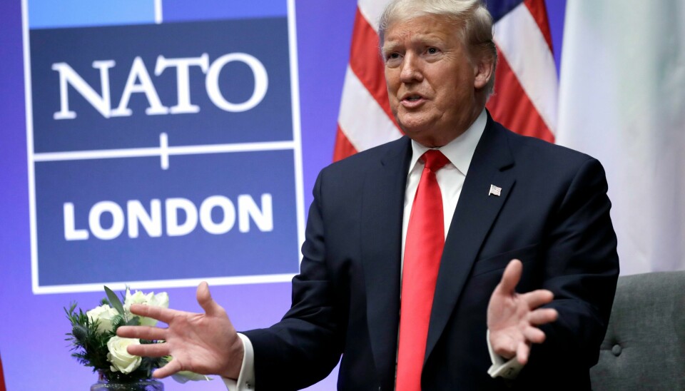 President Donald Trump har i valgkampen vært opptatt av Nato-land som ikke betaler sin andel av militærutgiftene. Forsker Hilmar Mjelde tror det er 50–50 sjanse for at USA går ut av alliansen under Trump 2.0. Bildet er tatt under et Nato-møte i London i 2019. Europeiske Nato-land frykter at Donald Trump skal kreve at de bruker enda mer på forsvar. Dette bildet er fra da Trump deltok på Nato-toppmøtet i England i desember 2019. Foto: AP / NTB