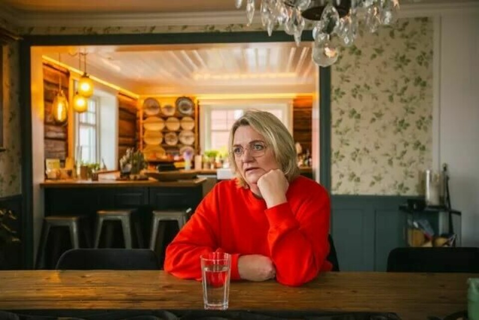 Arbeidsulykken har gått ut over livskvaliteten, forteller Ann-Sofie Franck-Ring. Nå venter hun på operasjon og håper at det kan hjelpe. Arbeidsulykken har gått ut over livskvaliteten, forteller Ann-Sofie Franck-Ring. Nå venter hun på operasjon og håper at det kan hjelpe.
