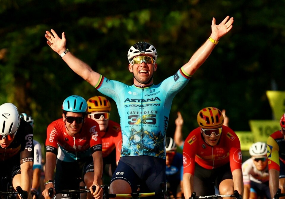 Mark Cavendish avsluttet sykkelkarrieren slik vi har sett han så mange ganger, med henda i været etter å ha vunnet en spurt Mark Cavendish avsluttet sykkelkarrieren slik vi har sett han så mange ganger, med henda i været etter å ha vunnet en spurt