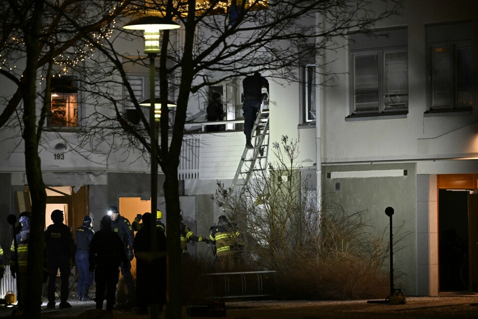 Kvinnen ble funnet med over 200 stikk- og skjæreskader. En mann i 30-årene er siktet for drapet på kona, en kvinne i 20-årene, etter en hendelse søndag kveld, opplyser politiet mandag. Foto: Silje Katrine Robinson / NTB