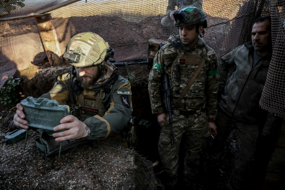 Ukrainske soldater legger ut landminer langs frontlinjen i Tsjasiv Jar i Donetsk i slutten av oktober. Ukrainske soldater legger ut landminer langs frontlinjen i Tsjasiv Jar i Donetsk i slutten av oktober. Foto: Oleg Petrasjuk / Det ukrainske militæret / AP