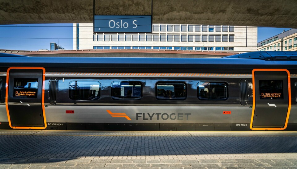 Flytoget mener det vil ta minimum seks måneder for å gjøre det mulig for dem å ha på- og avstigende passasjerer på alle stasjoner. Det nye flytoget frå den spanske togprodusenten CAF hadde sin første avgang frå Oslo S klokka 7.50 torsdag. Foto: Ole Berg-Rusten / NTB / NPK