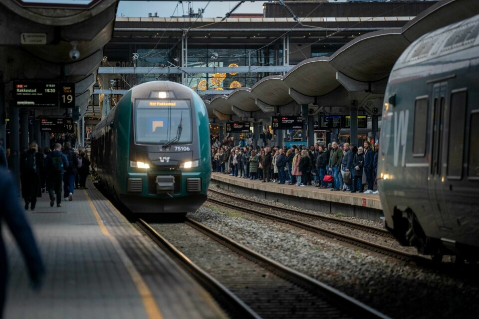 Gjennom dagen har en gjenåpning av stasjonen blitt utsatt flere ganger. Gjennom dagen har en gjenåpning av stasjonen blitt utsatt flere ganger.