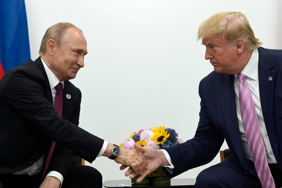 Russlands president Vladimir Putin så ut til å ha et godt forhold til Donald Trump i hans forrige presidentperiode. Bildet ble tatt i forbindelse med G20-møtet i Japan i juni 2019. Russlands president Vladimir Putin så ut til å ha et godt forhold til Donald Trump i hans forrige presidentperiode. Bildet ble tatt i forbindelse med G20-møtet i Japan i juni 2019. Arkivfoto: Susan Walsh / AP / NTB