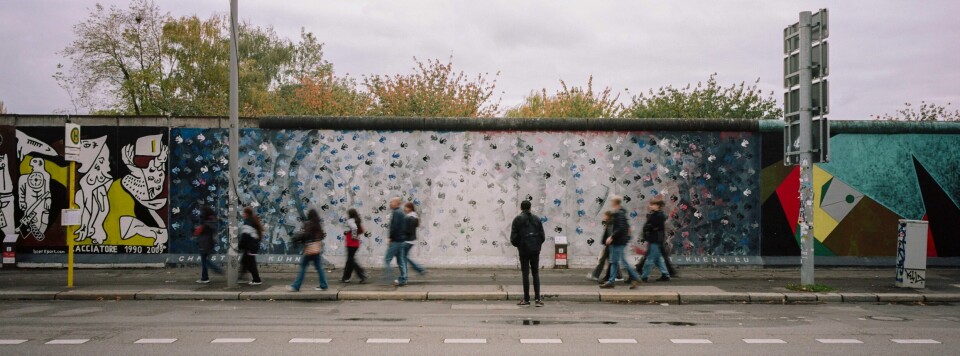 Skuelystne ved den såkalte østsiden av muren, et populært sted for gatekunst. Skuelystne ved den såkalte østsiden av muren, et populært sted for gatekunst. Foto: Markus Schreiber / AP / NTB