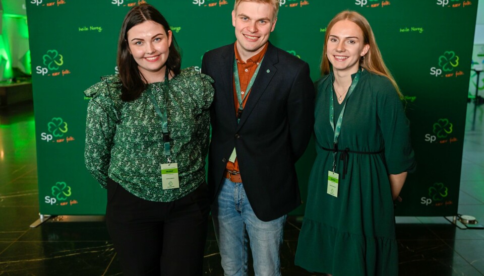 Nils Forren (i midten) er valgt til ny leder i Senterungdommen. Her sammen med Marianne Rossevatn (t.h) og Andrine Hanssen-Seppola under Senterpartiets landsmøte i fjor. Senterungdommen, her ved leder Andrine Hansen-Seppola (t.v.), Nils Forren og Marianne Rossevatn, er sikret større innflytelse i moderpartiet. Foto: Joakim Halvorsen / NTB