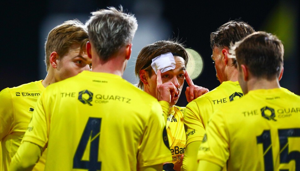En blodig Patrick Berg har scoret for Glimt på Aspmyra søndag kveld. Bodø/Glimt feirer etter scoring under eliteseriekampen i fotball mellom Bodø/Glimt og Fredrikstad på Aspmyra Stadion. Foto: Mats Torbergsen / NTB