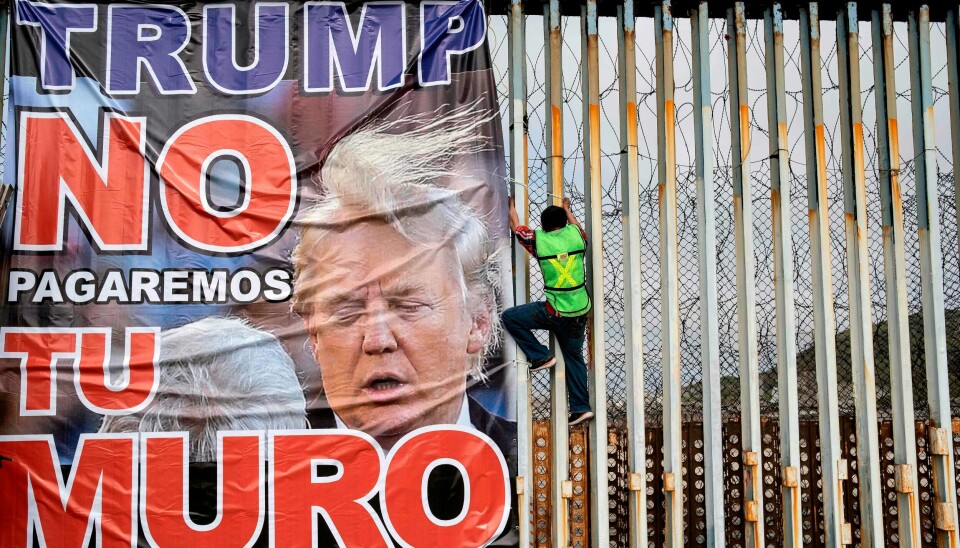 Meksikanere demonstrerer mot Trump sist han var president, mot at han ville at de skulle betale for hans mur. Nå trekker latinamerikanerne på skuldrene over Trumps retur. .
