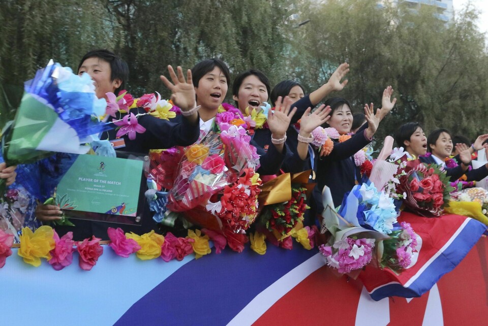 De nordkoreanske spillerne vant U17-VM for kvinner nylig. De fikk en varm velkomst i Pyongyang. De nordkoreanske spillerne vant U17-VM for kvinner nylig. De fikk en varm velkomst i Pyongyang. Foto: Cha Song Ho / AP / NTB