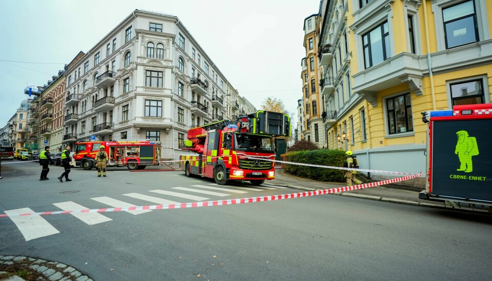 Nødetatene rykket ut etter melding om brann i en bygård på Frogner i Oslo tirsdag ettermiddag. En drøy time etter at meldingen kom inn har brannvesenet fått kontroll. Nødetatene er på stedet etter melding om brann i en bygård på Frogner i Oslo tirsdag ettermiddag. Brannvesenet melder at de per klokken 15.30 ikke har kontroll på brannen. Foto: Lise Åserud / NTB
