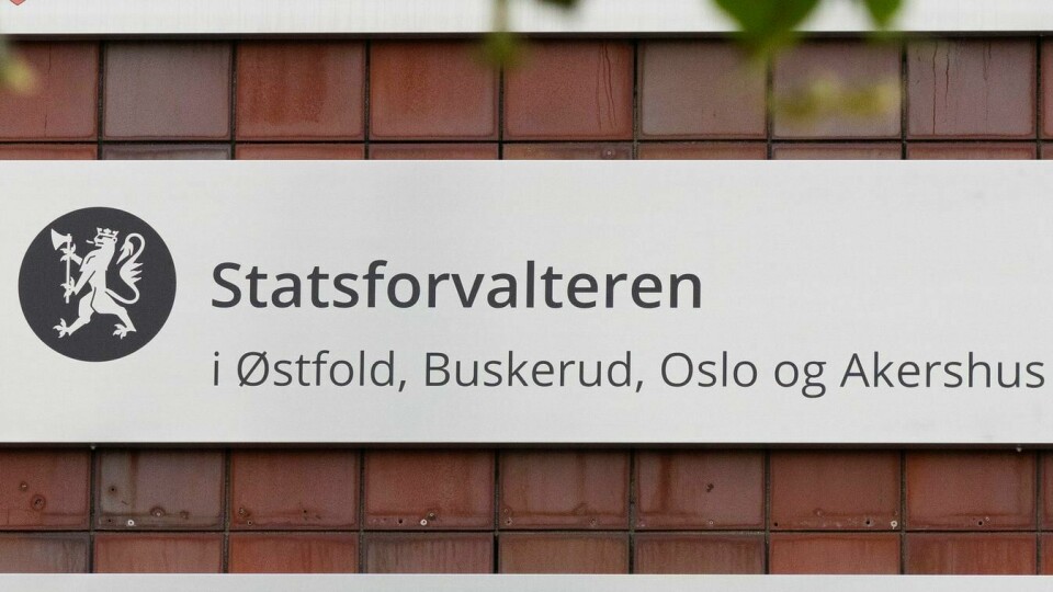 Statsforvalteren i Østfold, Buskerud, Oslo og Akershus. Moss 20240627. Statsforvalteren i Oslo og Viken skifter navn. Fra 1. juli heter det Statsforvalteren i Østfold, Buskerud, Oslo og Akershus. Skiltet med den nye logoen og det nye navnet er på plass på veggen på bygningen i Moss hvor hovedkontoret holder til.Foto: Erik Flaaris Johansen / NTB