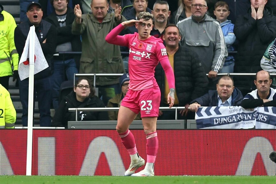 Ipswich-spiller Sammie Szmodics feirer sin brassescoring mot Tottenham Ipswich-spiller Sammie Szmodics feirer sin brassescoring mot Tottenham. Foto: Steven Paston / PA via AP / NTB