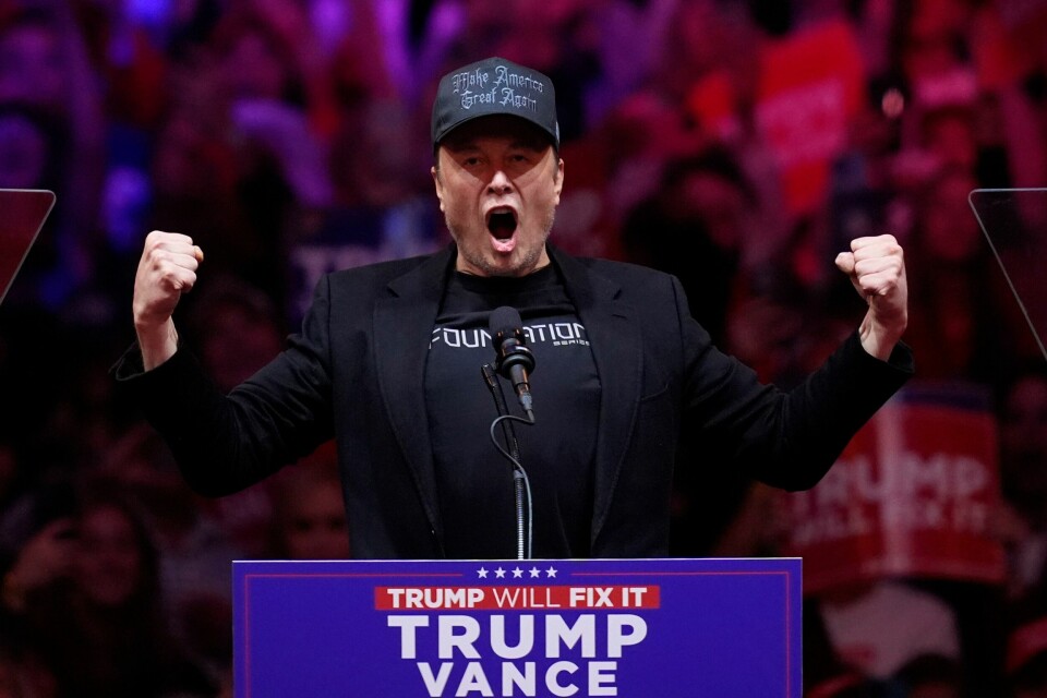 Elon Musk har gjennom valgkampen vært en viktig støttespiller for Donald Trump. Bildet viser Elon Musk på en talerstol fra et av Donald Trumps valgkampmøter. Foto: Evan Vucci / AP / NTB