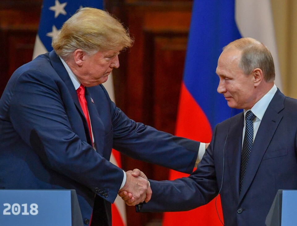 Donald Trump og Vladimir Putin hilser under et møte i 2018, i Trumps første presidentperiode. Putin har vært president i Russland siden år 2000. (FILES) US President Donald Trump (L) and Russia's President Vladimir Putin shake hands before attending a joint press conference after a meeting at the Presidential Palace in Helsinki, on July 16, 2018. US President-elect Donald Trump suggested November 7, 2024 that he would likely speak with Russia's President Vladimir Putin, NBC News reported, after the Republican was swept to victory in the US presidential election. (Photo by Yuri KADOBNOV / AFP)