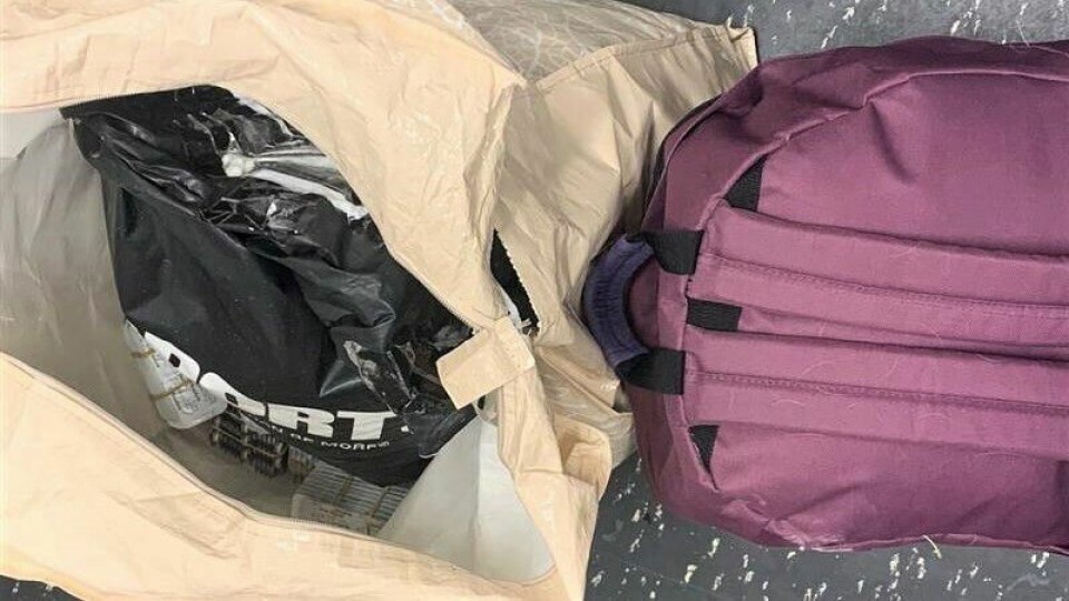 De store mengdene narkotiske tabletter var fordelt på to kolli med bagasje som ble forsøkt smuglet inn i Norge via tog fra Göteborg. Beslag av 20 kilo narkotiske tabletter som ble forsøkt smuglet på toget fra Göteborg til Oslo 30. november 2021.