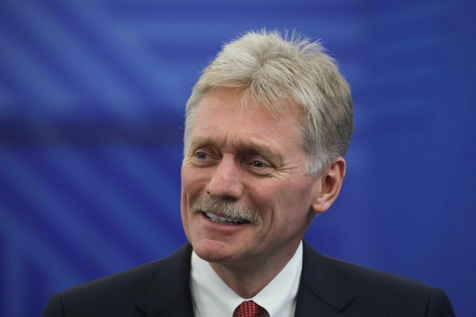 Dmitrij Peskov er Putins og Kremls talsmann, og uttaler seg stadig om krigen i Ukraina. Kremlin spokesman Dmitry Peskov looks on prior to a meeting between the Russian president and his Mauritanian counterpart on the sidelines of the BRICS summit in Kazan on October 24, 2024. (Photo by MAXIM SHIPENKOV / POOL / AFP)