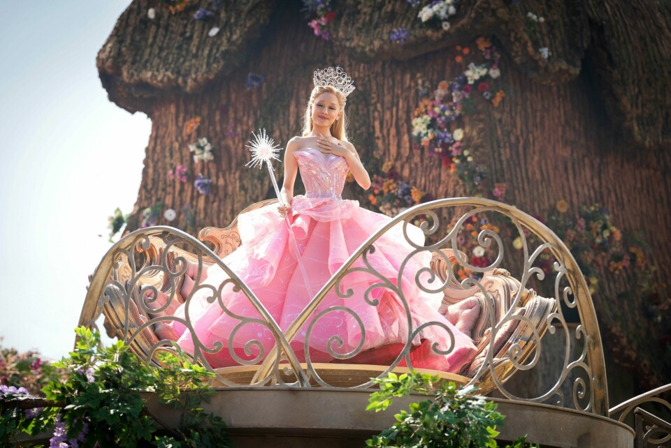 Ariana Grande som Glinda i «Wicked». Også dukker som forestilte henne ble pakket i esker med en nettadresse som sendte folk til et pornonettsted. Ariana Grande tar i bruk sitt fulle etternavn på rulleteksten til filmen «Wicked», som har premiere om to uker. Foto: Giles Keyte / Universal Pictures / Handout / NTB