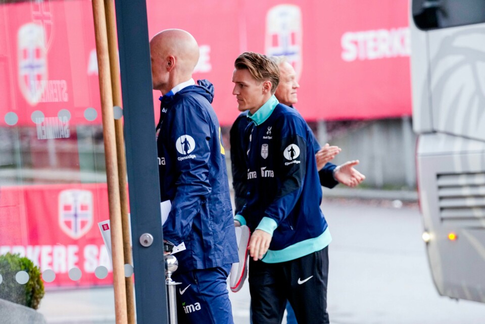 Martin Ødegaard skjønner at enkelte stusser over at han ikke kan spille for Norge, etter at han i helga fullførte 90 minutter for Arsenal. Martin Ødegaard spilte søndag 90 minutter for Arsenal i Premier League, men blir ikke klar til Norges landskamper mot Slovenia og Kasakhstan. Han forstår at noen reagerer. Foto: Terje Bendiksby / NTB