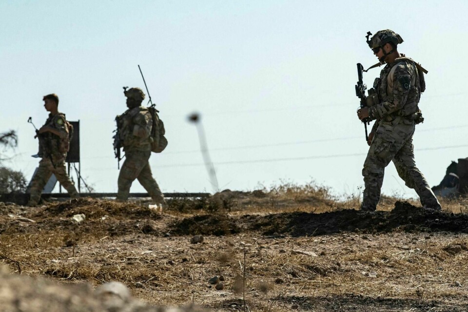 Amerikanske soldater på inspeksjonsoppdrag i en kurdisk-kontrollert provins i Syria i oktober i år. USA har rundt 900 soldater i Syria. Illustrasjonsfoto. US soldiers inspect the site of reported Turkish shelling days earlier on an oil extraction facility on the outskirts of Rumaylan, in Syria's Kurdish-controlled northeastern Hasakeh province on October 28, 2024. Following an attack on October 23 at the state-run Turkish Aerospace Industries (TAI) near Ankara, Turkey's defence ministry had announced strikes against sites linked to the Kurdistan Workers' Party (PKK) in Iraq and Syria. (Photo by Delil SOULEIMAN / AFP)