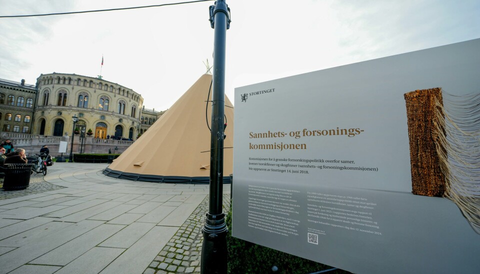 Det er satt opp en lavvo utenfor Stortinget tirsdag, som dialogarena for alle involverte grupper. Stortinget behandler innstillingen om Sannhets- forsoningskommisjonens rapport tirsdag. I den anledning er det blitt satt opp en lavvo på Eidsvolls plass. Lavvoen skal fungere som en dialogarena for alle de involverte gruppene den dagen Stortinget behandler saken. Foto: Heiko Junge / NTB