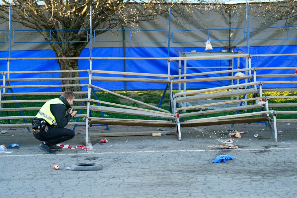 En politimann inspiserer tribunen som ble truffet av bilen under ulykken. En politimann inspiserer tribunen som ble truffet av bilen under ulykken. Foto: Beate Oma Dahle / NTB