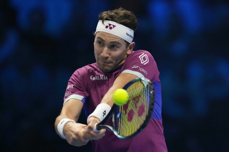Casper Ruud slo til med en knallsterk seier over en småsyk Carlos Alcaraz i første kamp. I kveld er det Alexander Zverev som venter. Casper Ruud i aksjon mot Carlos Alcaraz i Torino. Foto: Antonio Calanni / AP / NTB