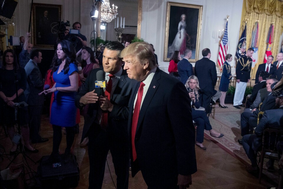 Pete Hegseth (til venstre) og Donald Trump sammen på et arrangement for militærpersonell som har blitt skadet i tjenesten. Bildet er tatt i 2017. Pete Hegseth (til venstre) og Donald Trump sammen på et arrangement for militærpersonell som har blitt skadet i tjenesten. Bildet er tatt i 2017. Foto: Andrew Harnik / AP / NTB