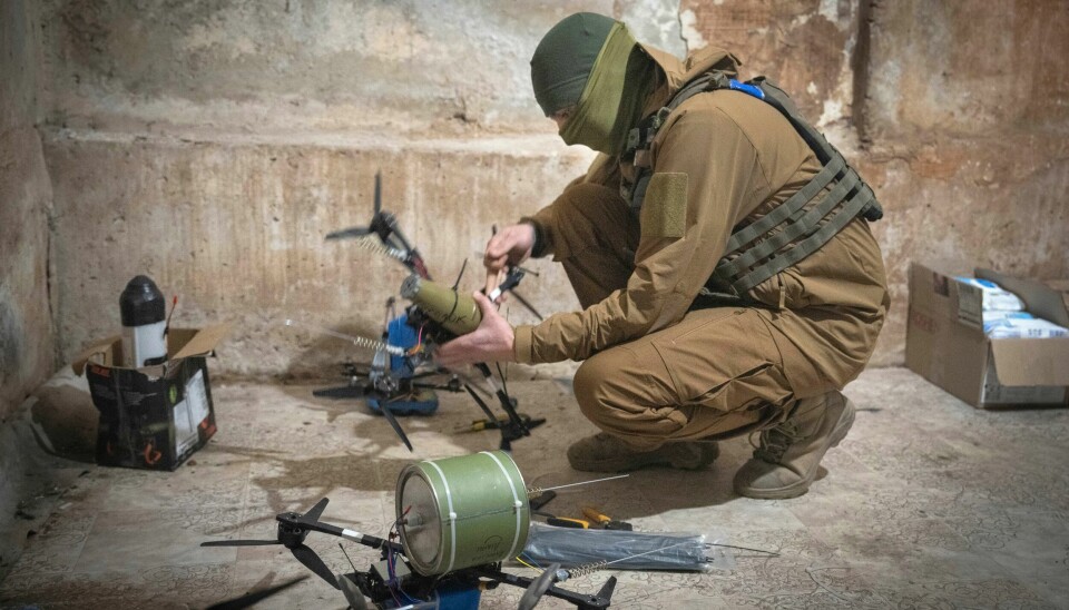 Bilde av en ukrainsk soldat som forberede en drone til bruk ved fronten nær Avdiivka i Donetsk-regionen. Bilde av en ukrainsk soldat som forberede en drone til bruk ved fronten nær Avdiivka i Donetsk-regionen. Foto: Jefrem Lukatskyj / AP / NTB