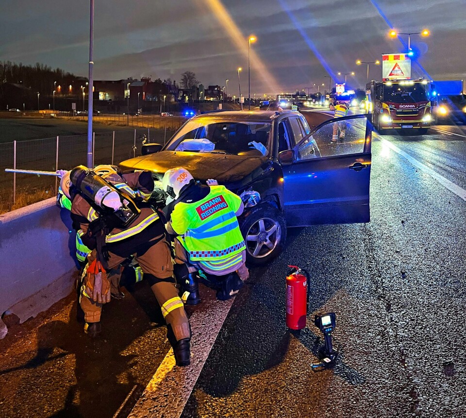 En kvinne i 20-årene ble trolig lettere skadet da bilen hun kjørte havnet i autovernet på E18 i Tønsberg torsdag morgen. En kvinne i 20-årene ble trolig lettere skadet da bilen hun kjørte havnet i autovernet på E18 i Tønsberg torsdag morgen. Foto: Vestfold interkommunale brannvesen / Handout / NTB