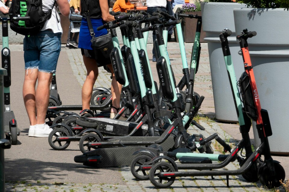 Elsparkesykler i Oslo sentrum. Kostnaden for Oslo kommune i sammenheng med rydding av elsparkesykler er fastsatt til omkring 2,4 millioner kroner, ifølge Norde Aker Budstikke.Foto: Geir Olsen / NTB
