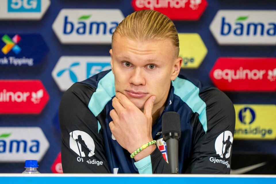 Erling Braut Haaland møtte til pressekonferanse onsdag og forsvarte blant annet Martin Ødegaard mot antydninger om at han prioriterer Arsenal foran landslaget. Erling Braut Haaland møtte til pressekonferanse onsdag og forsvarte blant annet Martin Ødegaard mot antydninger om at han prioriterer Arsenal foran landslaget. Foto: Fredrik Varfjell / NTB