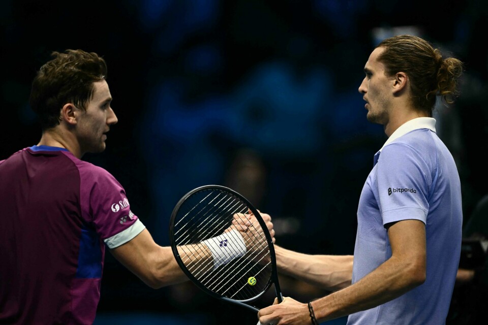 Casper Ruud leverte nok en god kamp, men tapte likevel mot Alexander Zverev i den andre kampen i ATP-sluttspillet Casper Ruud leverte nok en god kamp, men tapte likevel mot Alexander Zverev i den andre kampen i ATP-sluttspillet