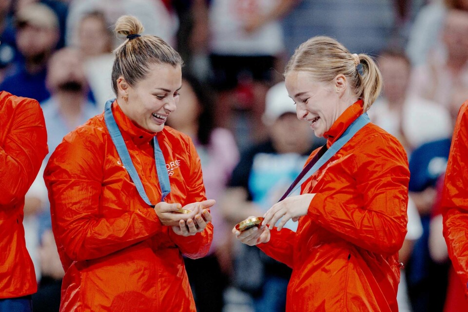 De norske håndballjentene Nora Mørk (t.v.) og Stine Bredal Oftedal jubler for sommerens OL-gull i Paris. – Ja, Norge klarte målet om å ta åtte medaljer OL. Men vi er et hav bak de store idrettsnasjonene, og den luka vil ikke bli tettet med det første, skriver Kåre Geir Lio. Stine Bredal Oftedal (t.h.) og Nora Mørk med gullmedaljen etter finalen i håndball for kvinner mellom Norge og Frankrike i Pierre Mauroy Stadium under OL i Paris 2024.