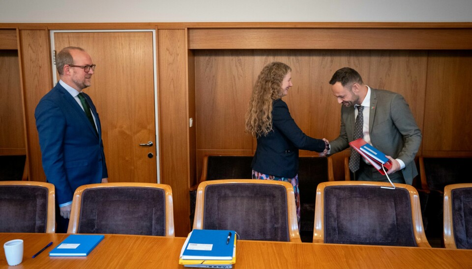 Torgeir Knag Fylkesnes (SV) hilser på Tuva Moflag (Ap) og Ole André Myhrvold (Sp) før forhandlingene om statsbudsjettet for 2025 mellom SV og regjeringspartiene Ap og Sp torsdag. Torgeir Knag Fylkesnes (SV) hilser på Tuva Moflag (Ap) og Ole André Myhrvold (Sp) før forhandlingene om statsbudsjettet for 2025 mellom SV og regjeringspartiene Ap og Sp torsdag. Foto: Heiko Junge / NTB
