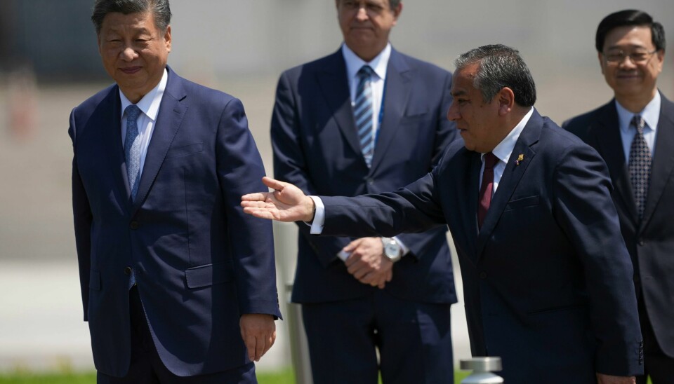 Kinas president Xi Jinping ønskes velkommen til Peru av statsminister Gustavo Adrianzén. Kinas president Xi Jinping ønskes velkommen til Peru av statsminister Gustavo Adrianzén. Foto: Guadalupe Pardo / AP / NTB