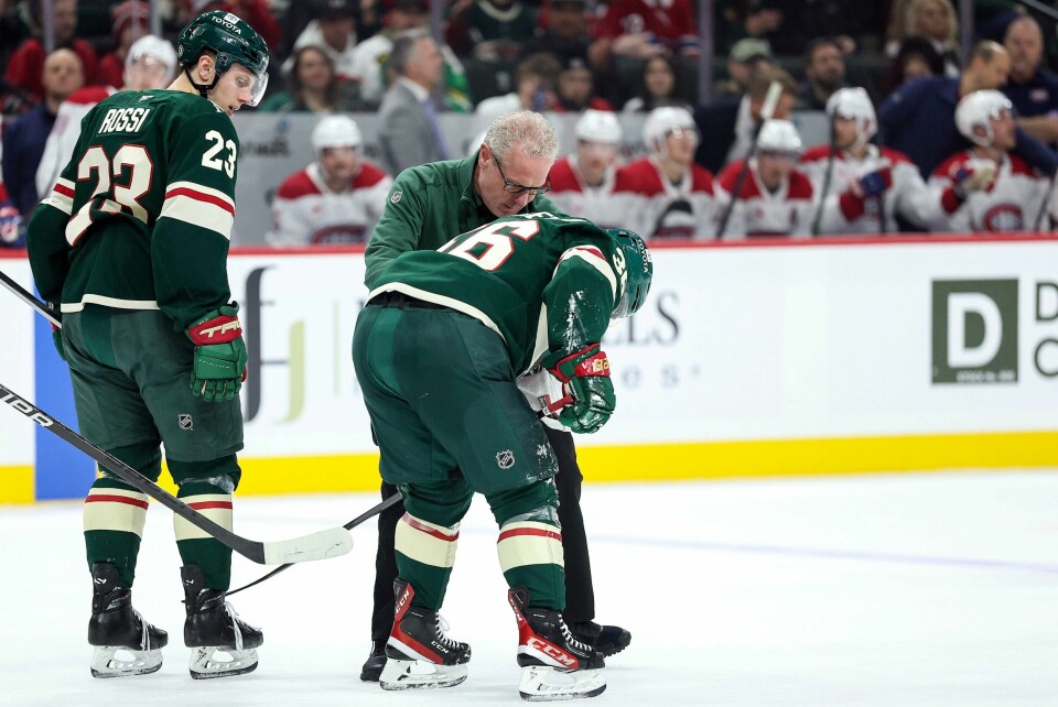 Mats Zuccarello måtte ha hjelp av isen i torsdagens kamp. Nå er han bekreftet ute i flere uker. Mats Zuccarello måtte støttes av isen etter en vond smell. Foto: Matt Krohn / AP / NTB