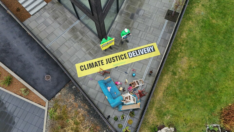 Aktivister fra Greenpeace Norden og Greenpeace Brasil har plassert vrakrester fra ekstremværet rundt boligen til oljesjefen Anders Opedal. Aktivister fra Greenpeace Norden og Greenpeace Brasil har plassert vrakrester fra ekstremværet rundt boligen til oljesjefen Anders Opedal.