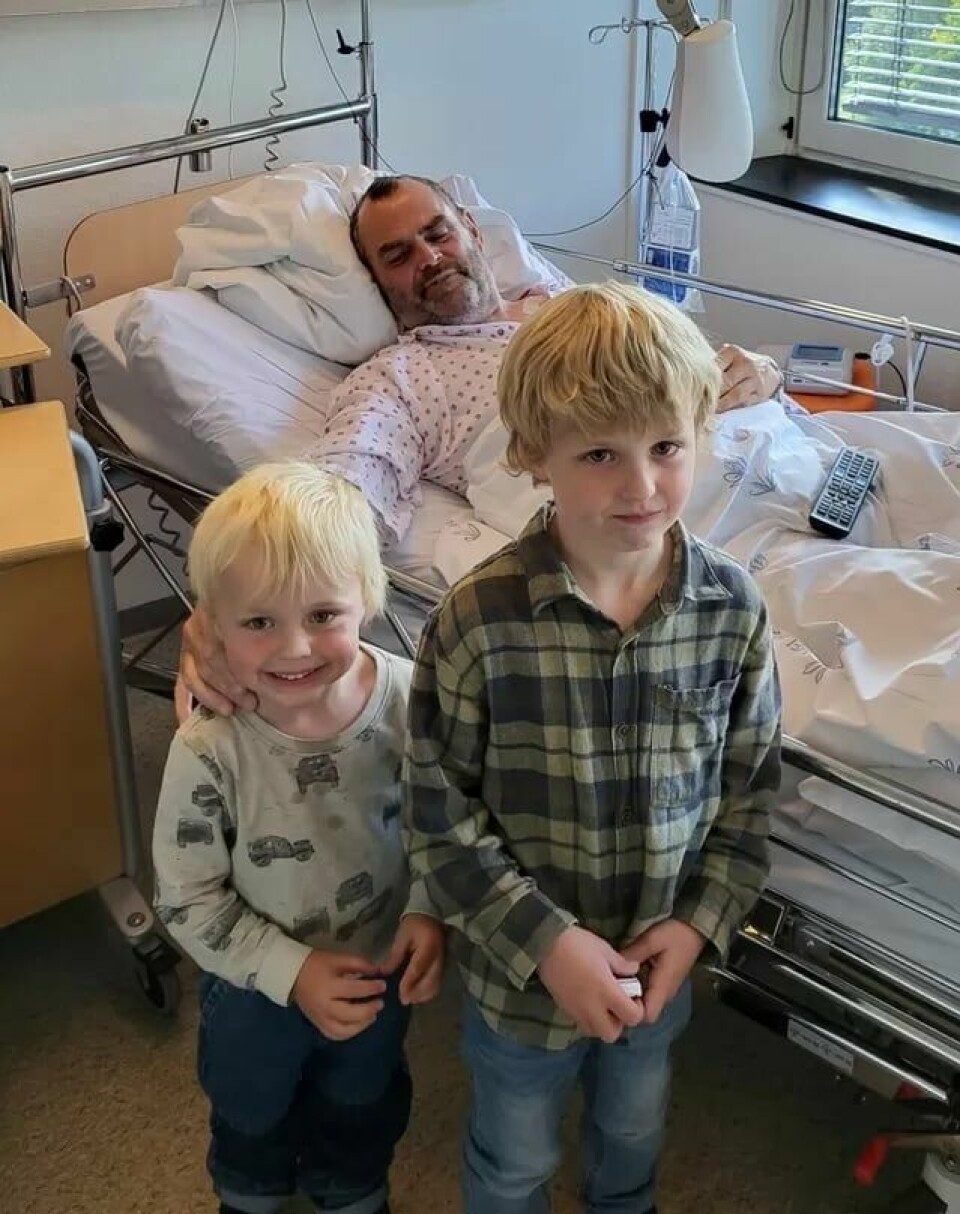 Gunnar Kjærvik har vært mye innlagt på sykehus. Her har han besøk av to av barnebarna. Gunnar Kjærvik har vært mye innlagt på sykehus. Her har han besøk av to av barnebarna.